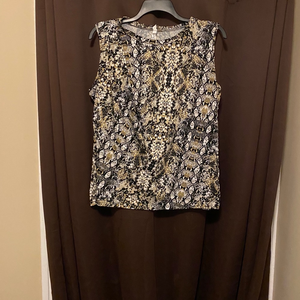2X sleeveless patterned blouse